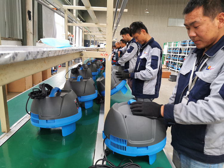 柯琳德工业吸尘器车间内工人在为商用吸尘器组装机头中